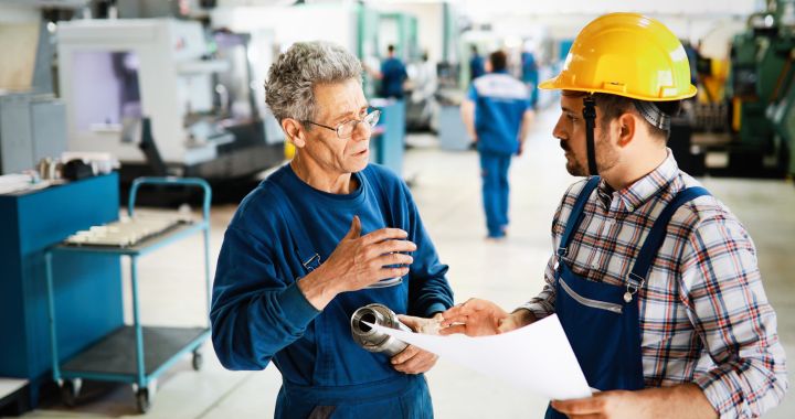 Vrouw met thermos in grootkeuken.
